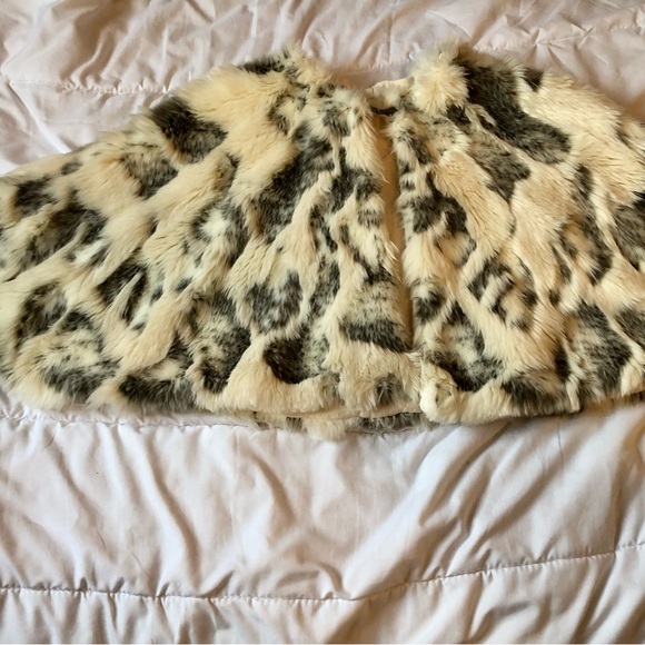 Faux fur cape .One size. Ivory and gray. Hand made - Picture 2 of 4